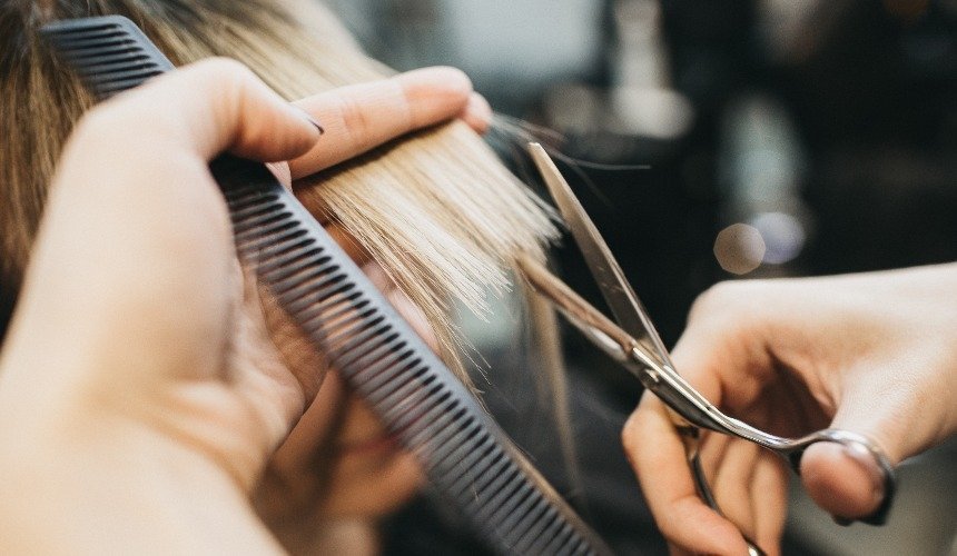 Женщине стригут волосы 