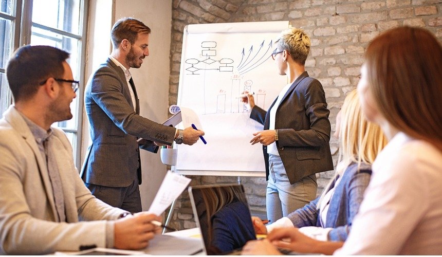 Мужчина и женщина выступают перед другими 