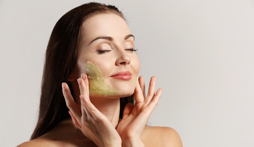 Женщина делает пилинг