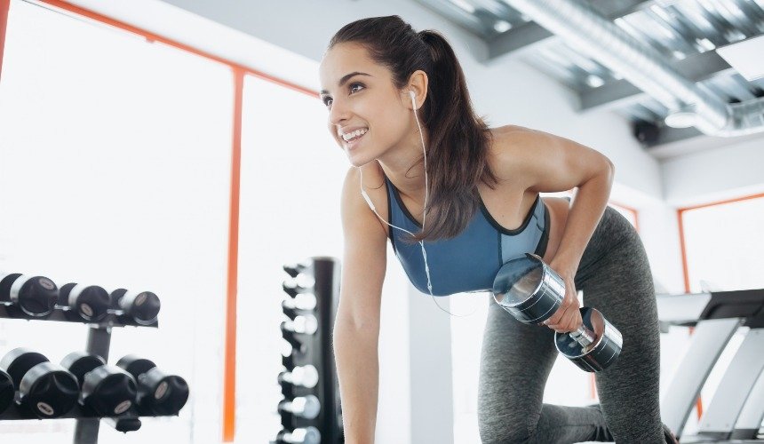 Женщина занимается спортом 