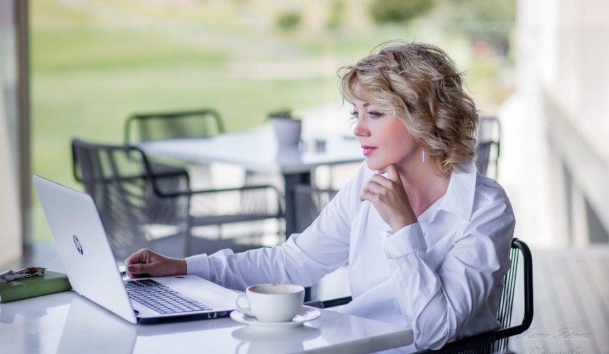 Женщина за ноутбуком 