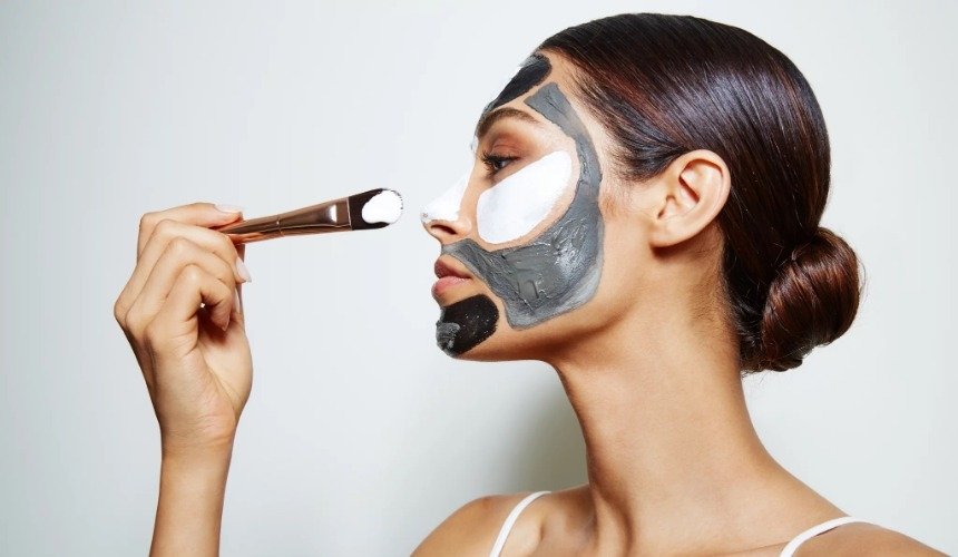 Девушка делает маску для лица  Девушка делает маску для лица