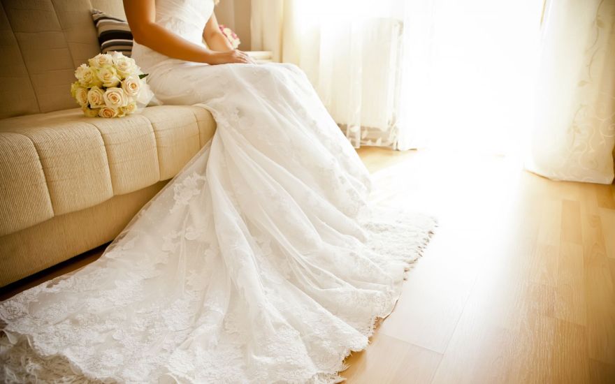 Девушка в свадебном платье