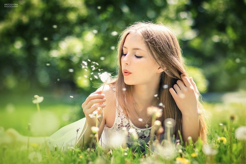 devuschka_v_trave_s_oduvanchikom