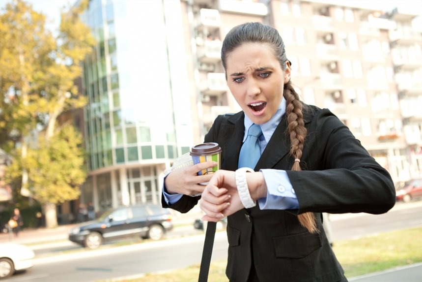 devuschka_opazdivaet_smotrit_na_chasi devuschka_opazdivaet_smotrit_na_chasi