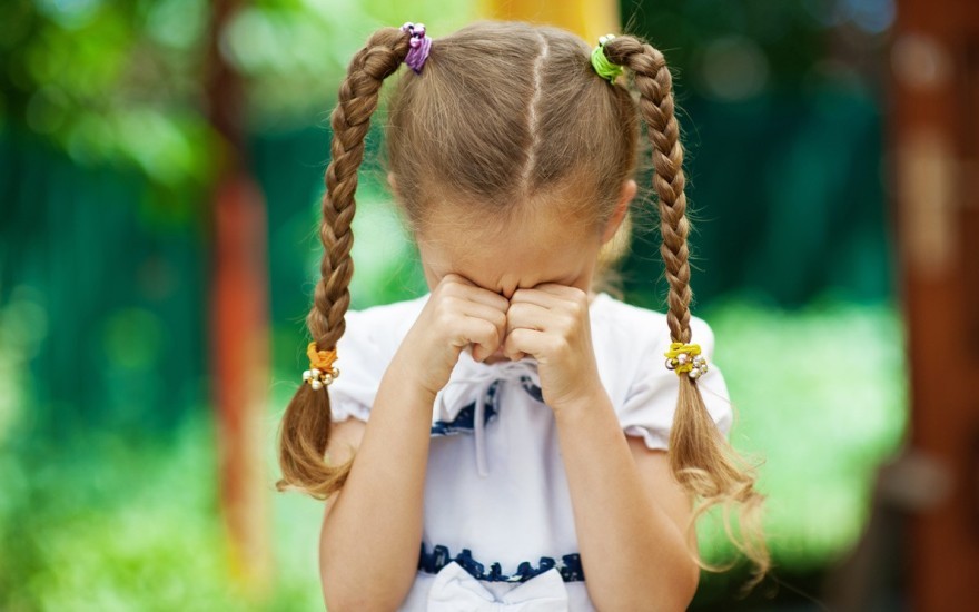 Девочка плачет Девочка плачет