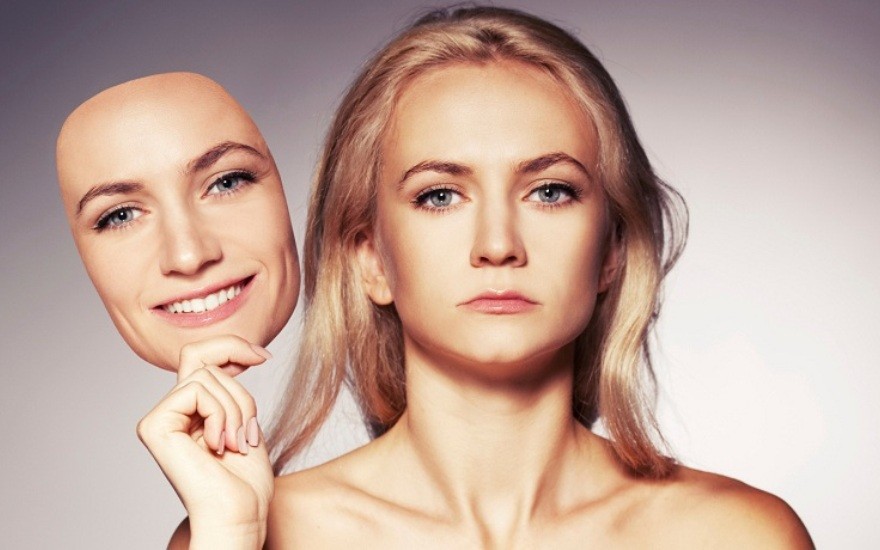 девушка скрывает эмоции