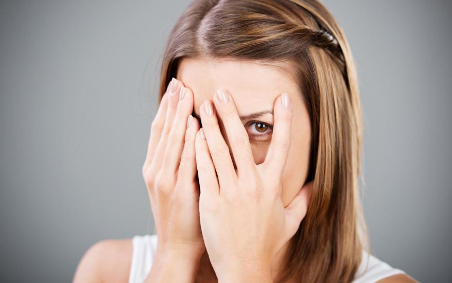 Девушке стыдно