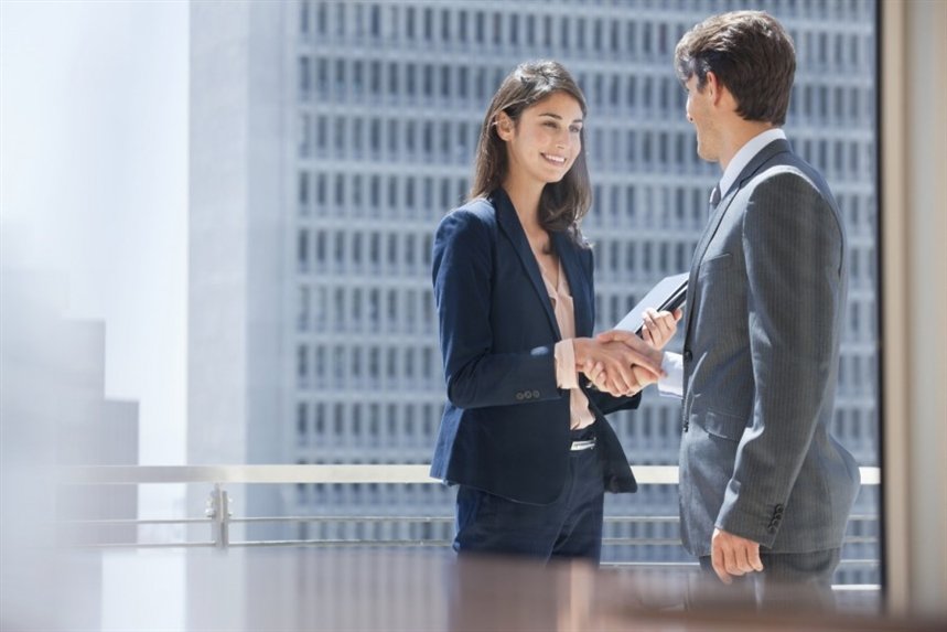 devuschka_gmet_ruku_parnyu