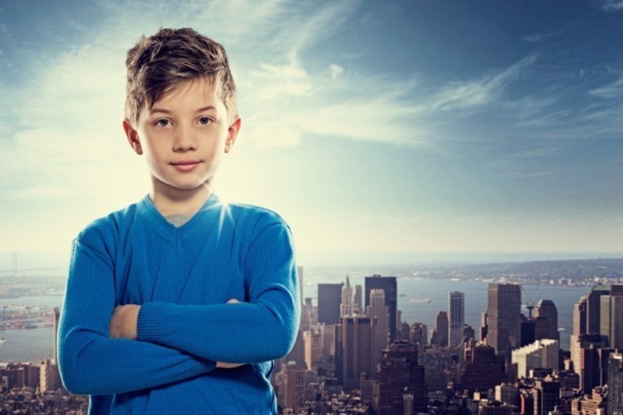 мальчик на фоне города мальчик на фоне города