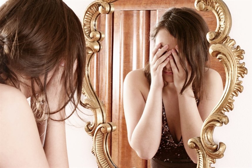 devuschka_otragenie_v_zerkale