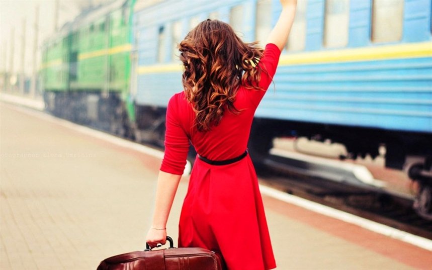 Девушка уезжает подальше от опеки Девушка уезжает подальше от опеки