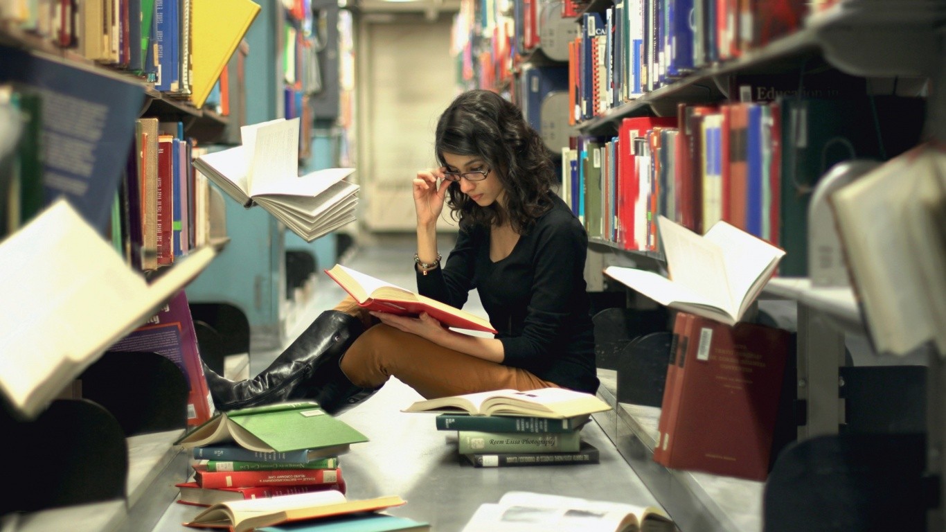 девушка в библиотеке девушка в библиотеке