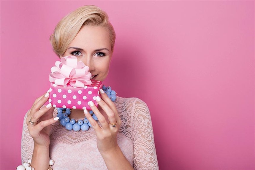 genschina_s_podarkom