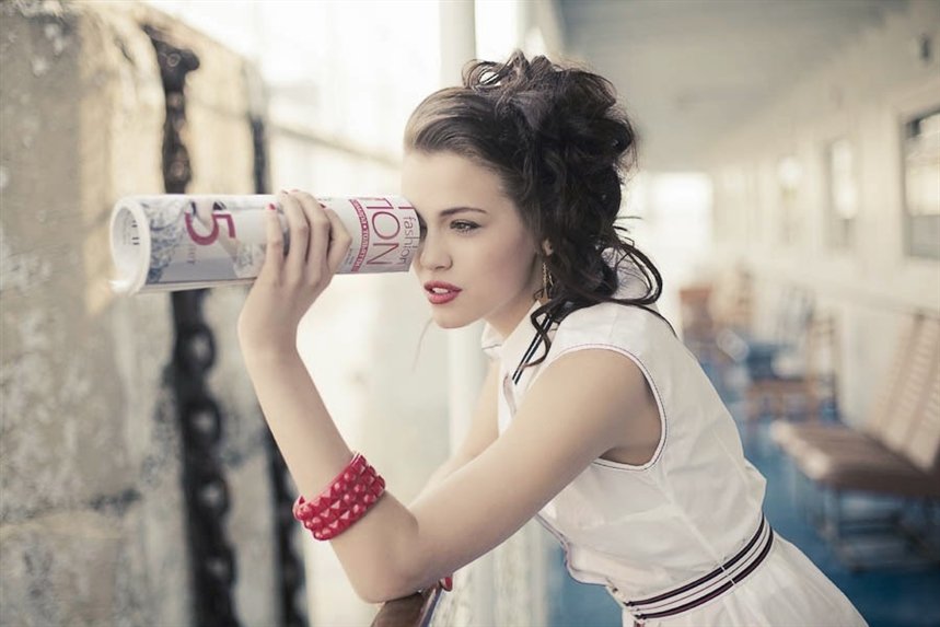 devuschka_smotrit_vdal devuschka_smotrit_vdal