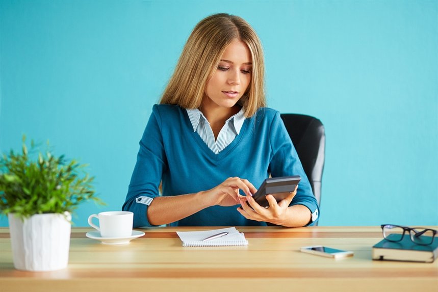 devuschka_s_kalkulyatorom