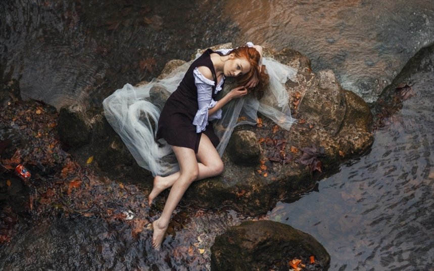 Обессиленная девушка