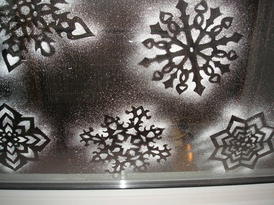 снежинки на окне снежинки на окне