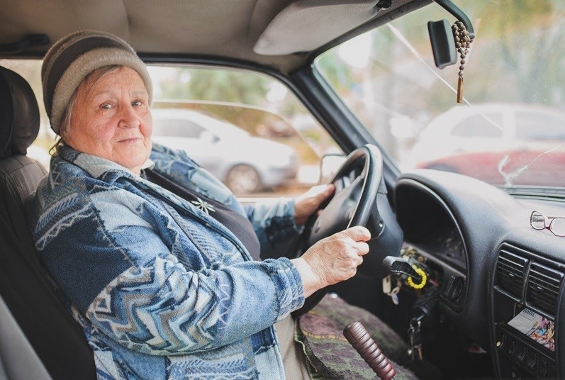 Автомобиль пенсионеру. Пенсионер на автомобиле. Машина для пенсионеров. Бабушка на автомобиле. Пожилая женщина водитель.