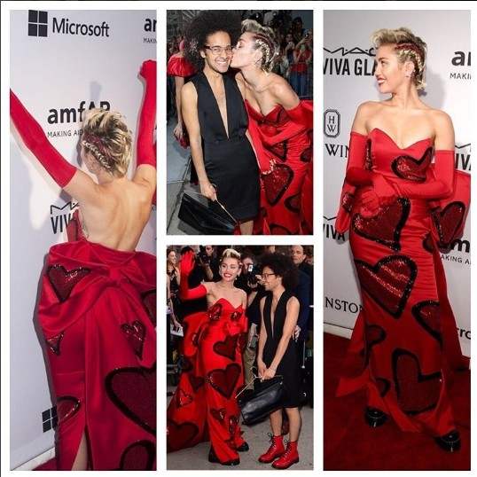 майли сайрус платье в сердечках