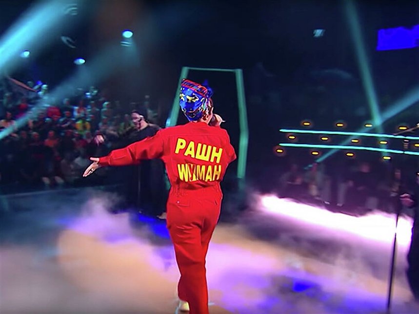 Манижа в красном