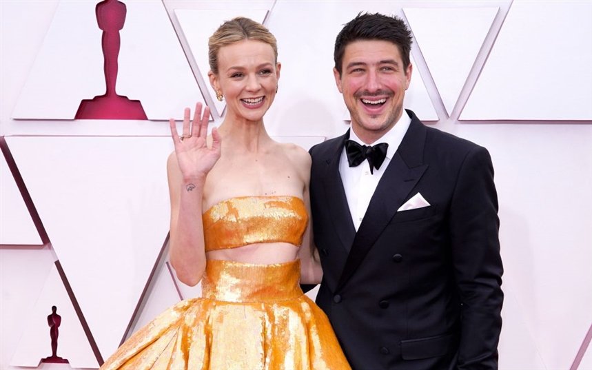 Кэри со спутником Кэри со спутником