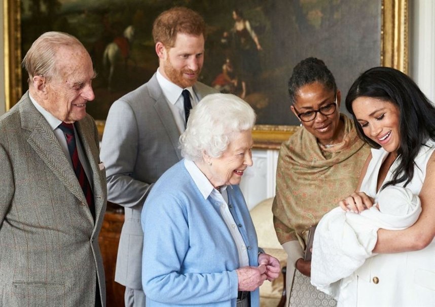 Елизавета Вторая и ее правнук Арчи