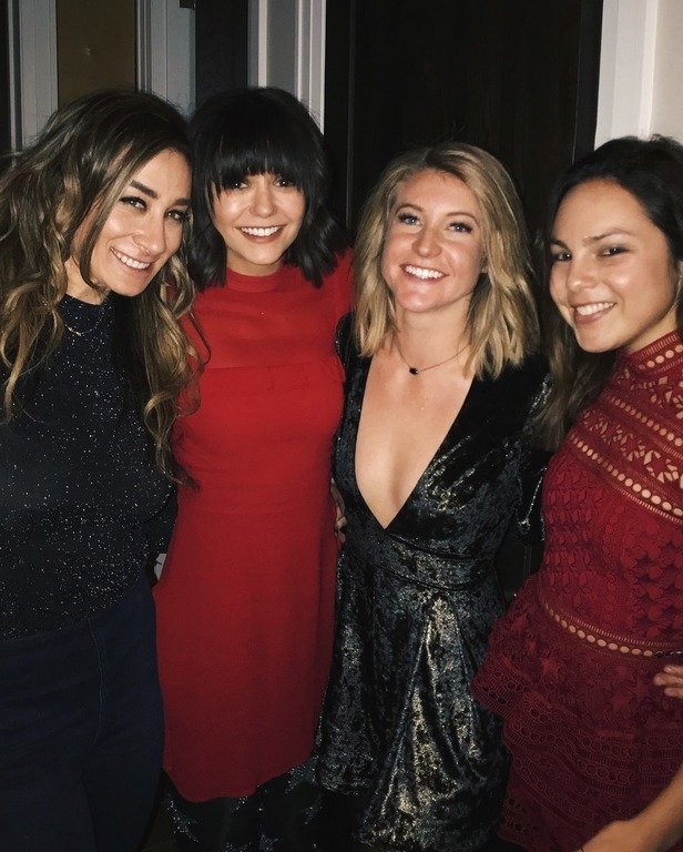 Нина Добрев 