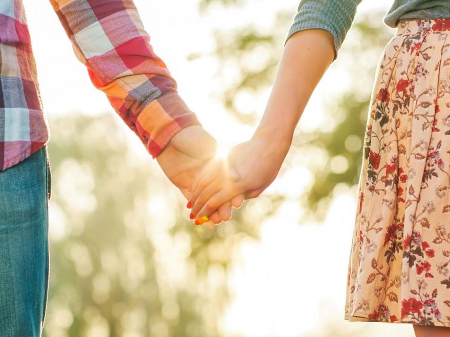 пара держится за руки